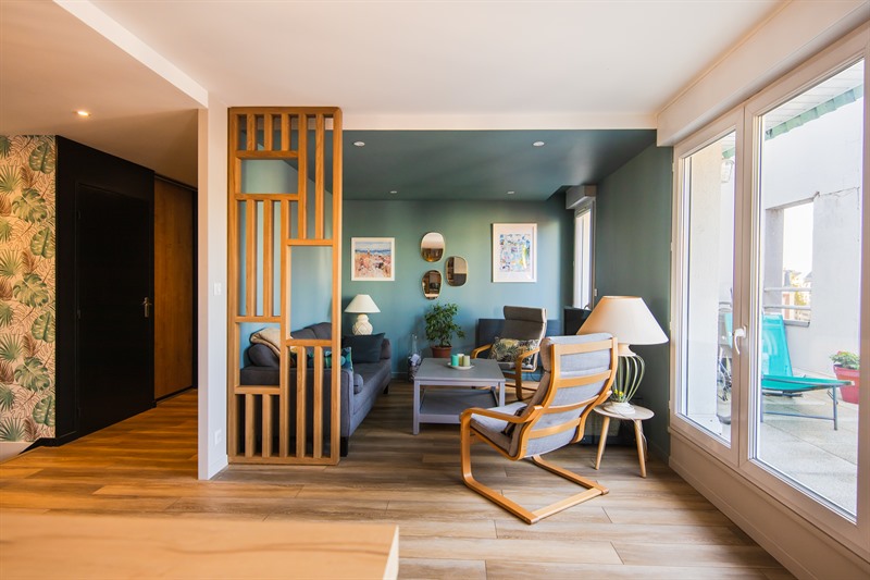 Cuisine ouverte de style moderne bois et noir au Havre | Raison Home